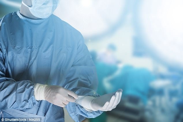 Phẫu thuật viên nên khỏa thân trong phòng mổ để ngăn nhiễm khuẩn chéo - 1 Phẫu thuật viên nên khỏa thân trong phòng mổ để ngăn nhiễm khuẩn chéo - 1