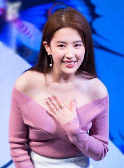 
Lưu Diệc Phi được nhận vào học viện nghệ thuật Bắc Kinh khi mới 15 tuổi và tốt nghiệp năm 2006. Với cô gái xinh đẹp này, việc học tập bài bản là rất quan trọng.
