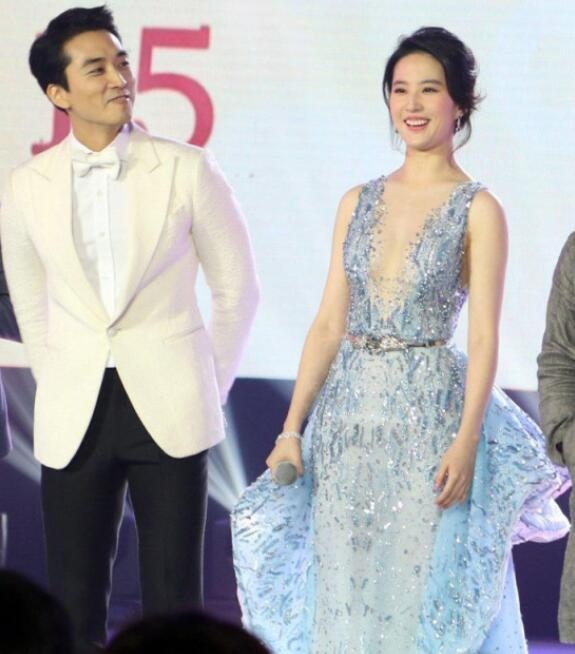 
Lưu Diệc Phi đang hò hẹn với nam diễn viên người Hàn Quốc - Song Seung Heon từ lần hợp tác chung vào năm 2015. Sau 2 năm hò hẹn, cặp đôi vẫn rất hạnh phúc và có thông tin, đám cưới của họ sẽ sớm diễn ra trong tương lai. Chuyện tình của mỹ nhân Hoa ngữ và mỹ nam xứ Hàn nhận được sự ủng hộ của đông đảo người hâm mộ.
