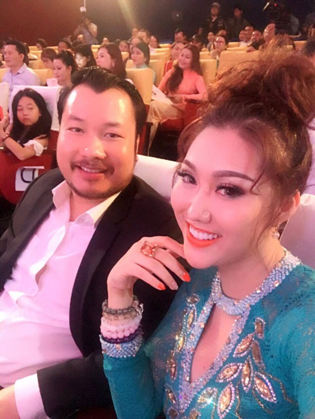 Siêu mẫu tuyệt vọng khi người tình bỏ con; MC VTV bán nhà chữa bệnh cho con - 7 Từng chia sẻ mất niềm tin vào tình yêu nhưng mới đây, Phi Thanh Vân đã công khai bạn trai mới trong một sự kiện. Bạn trai của “Nữ hoàng dao kéo” là một doanh nhân trẻ tên Triệu Văn Dương, quê ở Phú Thọ. Anh hiện là Tổng giám đốc của một tổ chức giáo dục. Trước tin đồn bạn trai là đại gia, Phi Thanh Vân đáp: “Tôi không quan trọng người đó có nhiều tiền hay không bởi vì tiền tôi cũng đã có rất nhiều rồi. Tôi không cần đàn ông cho mình tiền nữa đâu”.