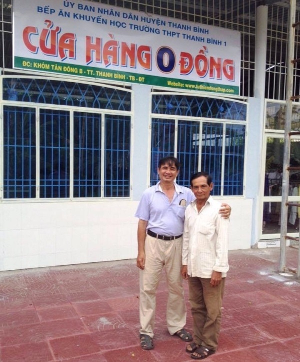 Cửa hàng "0 đồng" ấm lòng bà con nghèo vùng quê - 1 Ông Lê Văn Nhân (đứng bên trái) - Phó Trưởng Ban điều hành Bếp ăn Khuyến học Trường Trung học Phổ thông Thanh Bình 1 đang trực Cửa hàng 0 đồng huyện Thanh Bình