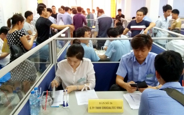 Lao động hồi hương: “Lương khởi điểm 10-12 triệu đồng, được gần gia đình” - 2
Phiên GDVL thu hút hàng trăm ứng viên là lao động VN hồi hương từ Hàn Quốc