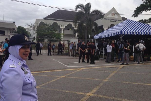 Đoàn Thị Hương bị buộc tội mưu sát trong nghi án ông Kim Jong-nam - 13
Các cảnh sát được triển khai để đảm bảo an ninh bên ngoài phiên tòa ở Sepang (Ảnh: Star)