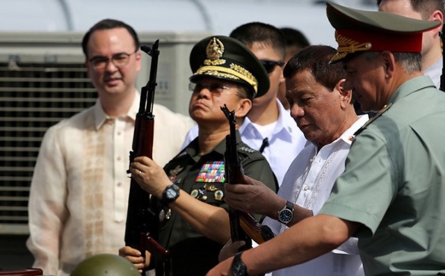 Tổng thống Philippines lên tàu chiến Nga nhận 5.000 súng trường - 1
Tổng thống Philippines Rodrigo Duterte (thứ hai từ phải sang) khi ở trên tàu chiến Nga. Ảnh: AFP