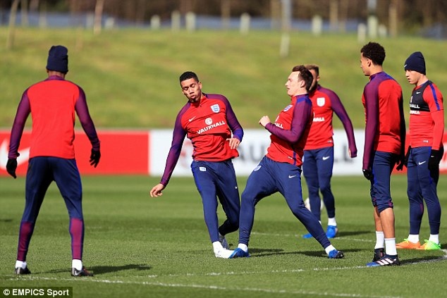 Phil Jones chấn thương sau khi bị Smalling giẫm vào chân