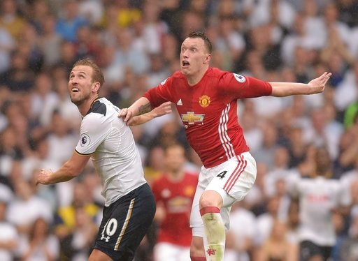Phil Jones là điểm tối của MU trong trận đấu với Tottenham
