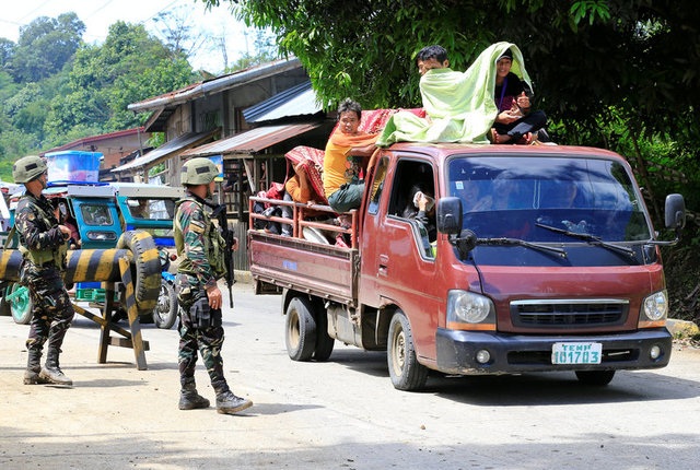 Quân đội Philippines giải vây 42 giáo viên khỏi phiến quân thân IS - 3
Binh sĩ Philippines kiểm tra một xe chở người sơ tán. (Ảnh: Reuters)
