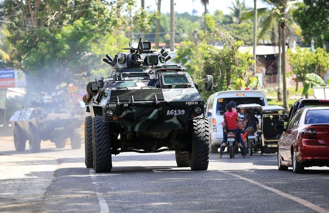 Quân đội Philippines giải vây 42 giáo viên khỏi phiến quân thân IS - 4
Ngoài trực thăng, xe tăng quân đội, Philippines cũng bắt đầu triển khai lực lượng đặc nhiệm tới Marawi đối phó với phiến quân. (Ảnh: Reuters)