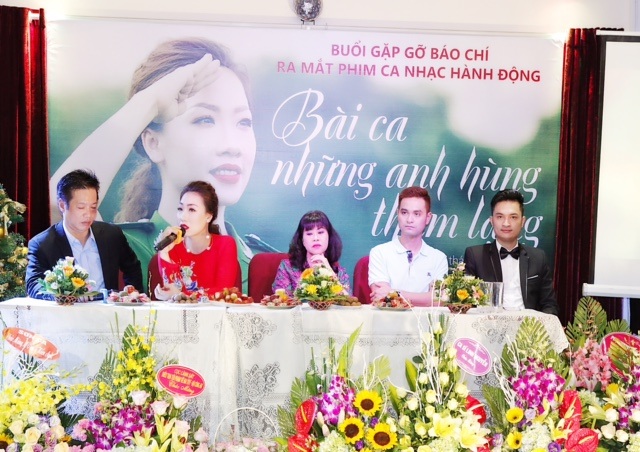Việt Anh rũ bỏ hình ảnh con trai ông trùm, hoá thân thành cảnh sát điều tra - 2 Ca sĩ Hiền Anh, NSƯT Hồng Liên và MC Nguyễn Hữu Chiến Thắng cùng ê-kíp sản xuất trong buổi ra mắt.