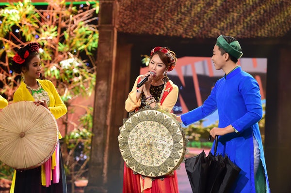 Việt Hương toát mồ hôi khi Phi Thanh Vân run rẩy hát… dân ca - 2 Lần đầu hát dân ca Bắc bộ, Phi Thanh Vân khá căng thẳng, hoàn toàn tập trung vào hát trên sân khấu.