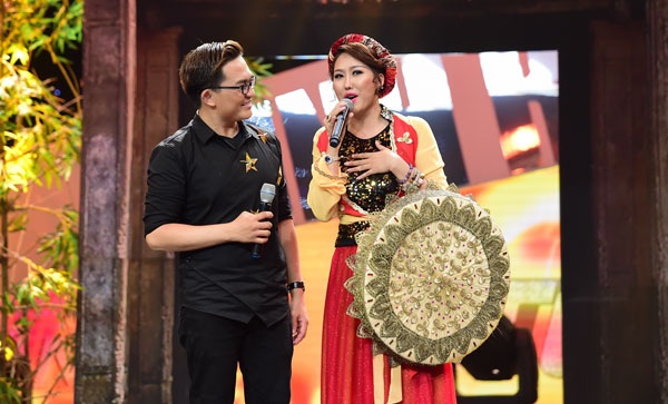 Việt Hương toát mồ hôi khi Phi Thanh Vân run rẩy hát… dân ca - 3 Nữ diễn viên chia sẻ, cô bị run từ trước khi ra sân khấu.