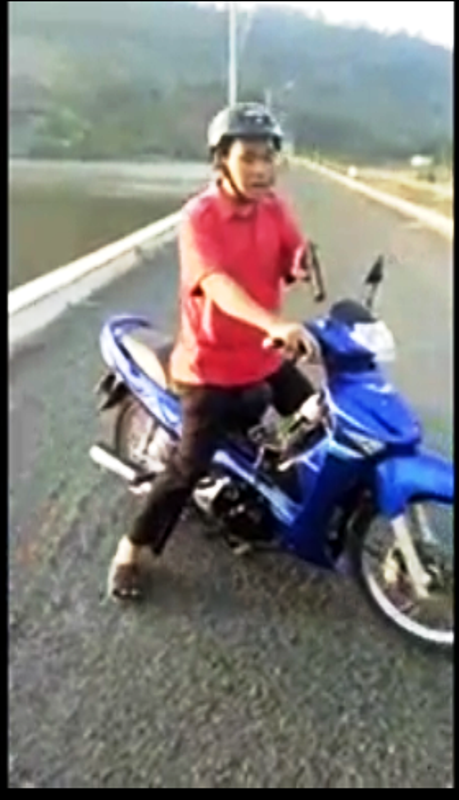 Mẻ cá 5 tỷ đồng và bước chân chật vật của người dân mặt phố - 10 Liên quan vụ ông M.T.T. - Phó Trưởng phòng Nông nghiệp huyện Tri Tôn - rút súng dọa dân, Công an huyện Tri Tôn xác định khẩu súng ông T. cầm chỉ là... súng đồ chơi, có giá khoảng 300 nghìn đồng (!?).