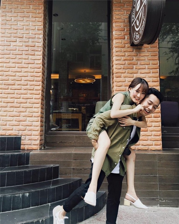 "Hot girl" Sun HT tung ảnh xóa tin đồn rạn nứt với Phở Đặc Biệt - 1 Cặp đôi nổi tiếng Phở Đặc Biệt và Sun HT được giới trẻ quan tâm rất nhiều vì cả 2 cùng nổi tiếng.