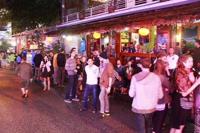 Phố Tây Huế sẽ thành phố đi bộ vào 3 ngày cuối tuần - 2
Du khách quốc tế vui chơi tại phố Tây.