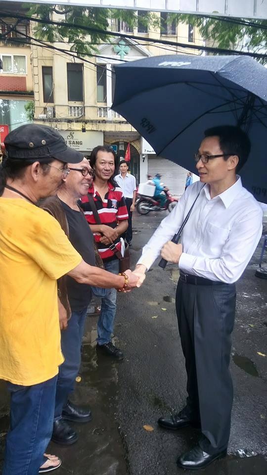 Phó Thủ tướng Vũ Đức Đam thị sát Hãng phim truyện Việt Nam - 2 Phó Thủ tướng Vũ Đức Đam bắt tay các nghệ sỹ trước khi rời khỏi nơi thị sát. Ảnh: Lê Đình Kiên.