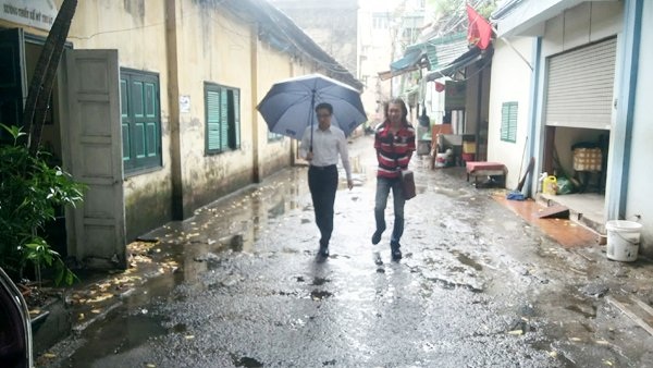 Phó Thủ tướng Vũ Đức Đam thị sát Hãng phim truyện Việt Nam - 1 Phó Thủ tướng Vũ Đức Đam đến thị sát Hãng phim truyện Việt Nam một mình, khi trời Hà Nội vừa ngớt mưa. Ảnh: Lê Đình Kiên.