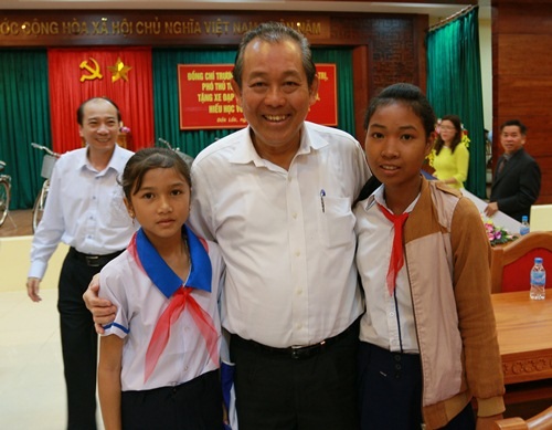 Phó Thủ tướng Trương Hòa Bình trao xe đạp cho học sinh nghèo hiếu học tại Tây Nguyên - 2
Học sinh được tặng quà chụp ảnh lưu niệm cùng Phó Thủ tướng
