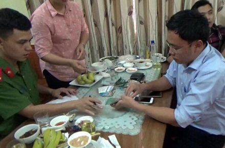 Thu hồi thẻ nhà báo của Lê Duy Phong - 1 Lê Duy Phong (áo xanh, bên phải) bị công an bắt khi đang dùng bữa tại nhà hàng. Ông Phong được cho là có hành vi nhận tiền của doanh nghiệp tại đây
