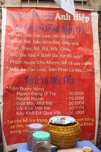 Ngỡ ngàng phòng trọ đầy đủ tiện nghi giữa lòng Hà Nội giá bằng “nửa bát phở” - 2 Tấm biển ghi rõ các dịch vụ tại nhà ông Hiệp