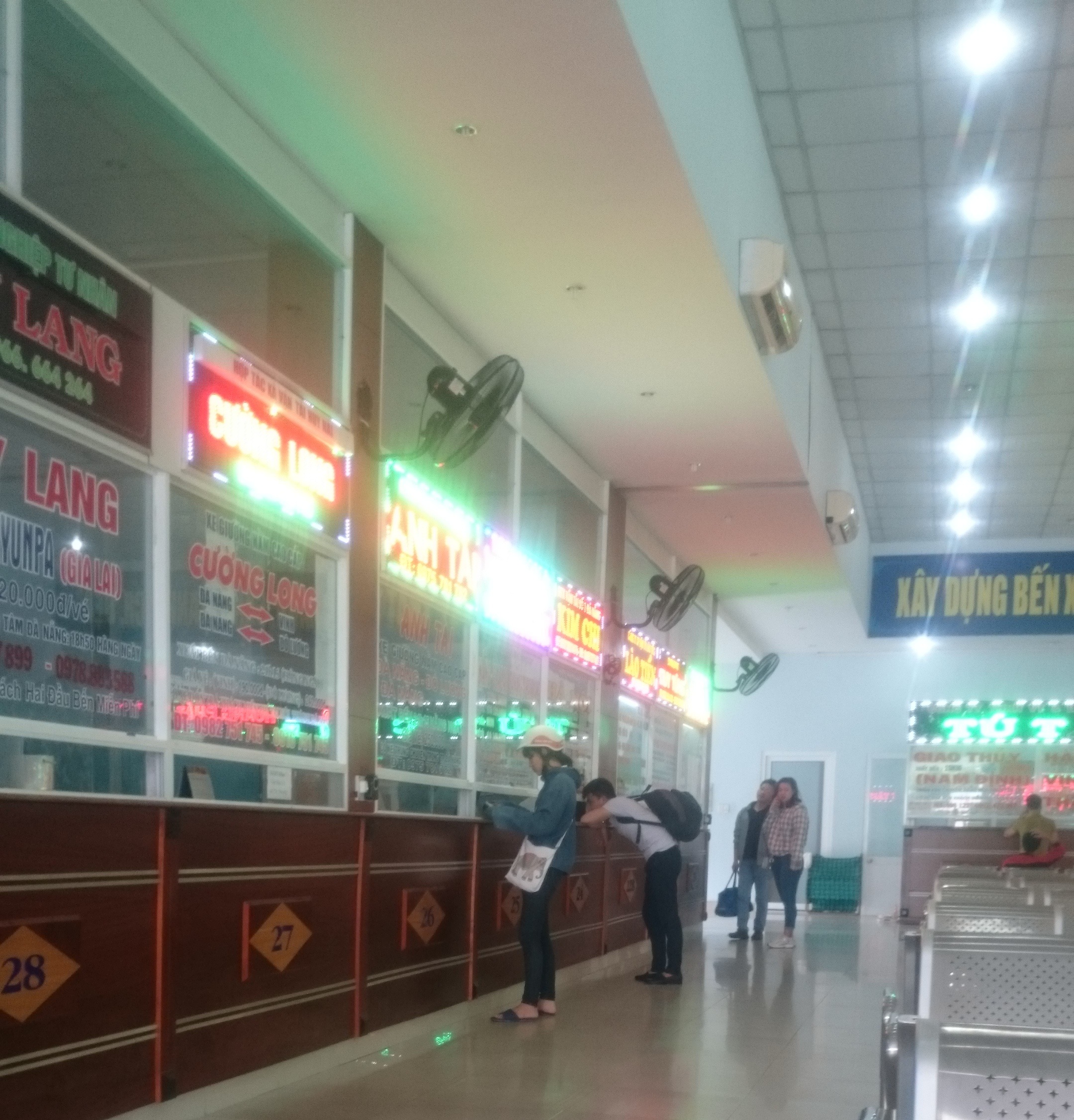 Kẹt xe, hành khách vác vali chạy bộ vào sân bay Tân Sơn Nhất - 15 Phòng vé chỉ có ít người đến mua vé về quê