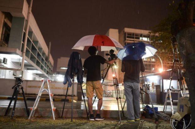 Con trai ông Kim Jong-nam “biến mất” trước ống kính truyền thông - 3
Phóng viên chờ sẵn bên ngoài bệnh viện Kuala Lumpur. (Ảnh: Star)