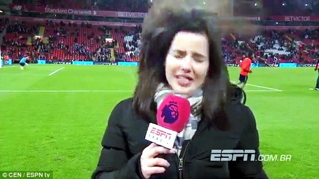 Khoảnh khắc nữ phóng viên thể thao - cô Natalie Gedra - lĩnh trọn trái bóng đi lạc khi các cầu thủ của hai đội Liverpool và Tottenham đang khởi động trên sân Anfield, Liverpool, Anh.