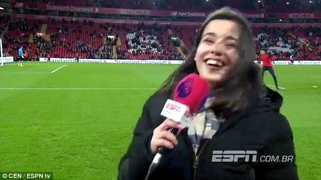 Cô Natalie Gedra đã không hề tỏ ra khó chịu, bực dọc hoặc bị phân tán khỏi bản tin đang dẫn. Ngược lại, cô vui vẻ dẫn tiếp.