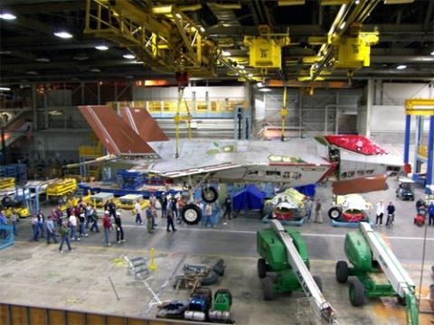 F-35 lách qua khe cửa hẹp trước khi ông Trump nhậm chức - 1 Bên trong nhà máy sản xuất F-35.