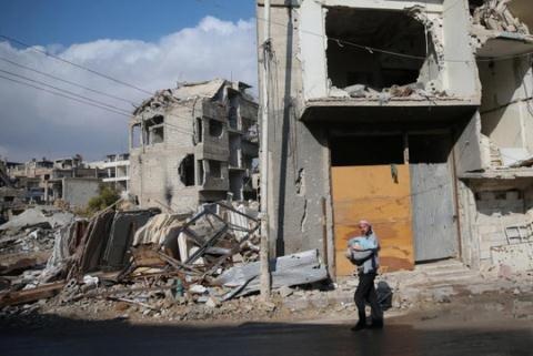 Syria: Sau lệnh ngừng bắn, Nga tập kích dữ dội - 1 Các tòa nhà bị phá hủy ở TP Douma, phía Đông Damascus ngoại ô Ghouta, Syria hôm 30/12. Ảnh: Reuters