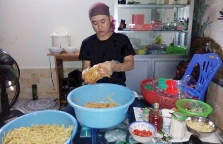 Tránh bị lừa khi làm thêm dịp Tết - 1
Quang Thái Điệp đang muối măng sạch mang từ Quế Phong (Nghệ An) ra Hà Nội.
