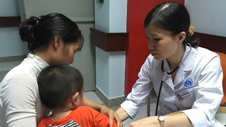 Cảnh báo bệnh tiểu đường ở trẻ sơ sinh - 1
Bác sĩ Ngọc khám cho bệnh nhi.