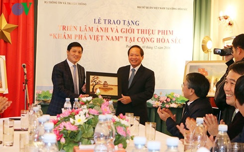 Trao tặng “triển lãm ảnh và phim tư liệu quảng bá Việt Nam” tại Séc - 1
Bộ trưởng Thông tin và Truyền thông Trương Minh Tuấn trao quà tặng cho Đại sứ quán Việt Nam và Hội người Việt Nam tại Séc.