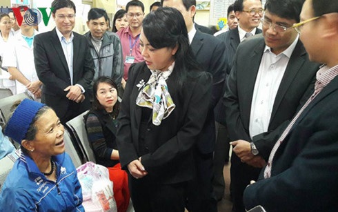 Sắp điều chỉnh giá dịch vụ y tế với người chưa có BHYT - 1 Bộ trưởng Bộ Y tế Nguyễn Thị Kim Tiến hỏi thăm người dân đến khám bệnh tại Bệnh viện đa khoa Hòa Bình.