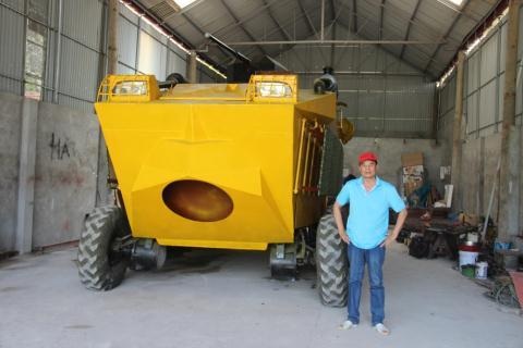 Xe bọc thép Made in Vietnam bán đồng nát: Xót lòng... - 1
Ông Chính bên chiếc xe bọc thép mô hình.