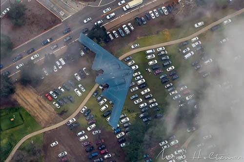 Máy bay ném bom lớn nhất thế giới trổ tài lượn sát đất - 1 Hình ảnh chiếc B-2 Spirit bay sát mặt đất trong sự kiện tại bang California ngày 2.1