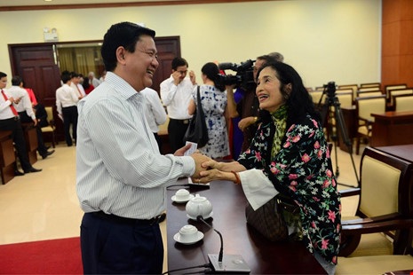 Bí thư Thăng từng bị bố đánh vì ảnh diễn viên Trà Giang - 1
Bí thư Thành ủy TP.HCM Đinh La Thăng trò chuyện với NSND Trà Giang tại buổi lãnh đạo thành phố gặp gỡ văn nghệ sĩ chiều 5/1 - Ảnh: Quỳnh Trang