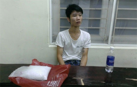 Đối tượng Hoàng Thế Mạnh tại thời điểm bị bắt quả tang vận chuyển ma túy cho Phạm Ngọc Duy cùng tang vật.