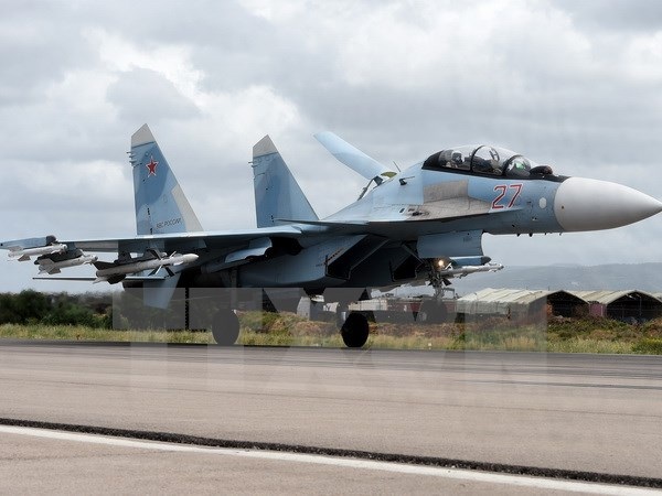 Vì sao Nga âm thầm tìm giải pháp thoát khỏi cuộc chiến ở Syria? - 1 Máy bay Su-35 của Nga tại căn cứ không quân Hmeymim ở Latakia, Syria. (Nguồn: AFP/TTXVN)