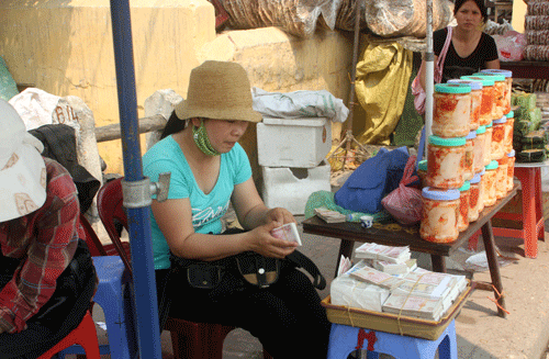 Cò chợ đen “thổi” giá đổi tiền lẻ - 1
Dịch vụ đổi tiền lẻ nở rộ tại các điểm di tích, văn hóa. Ảnh: Văn Sáng