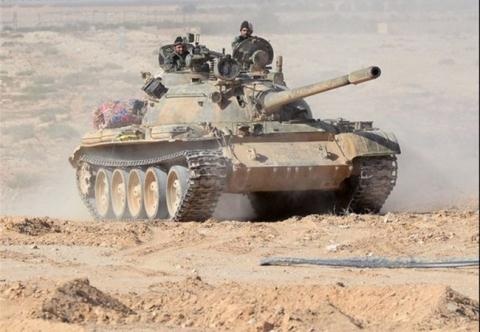 Palmyra "tiến thẳng", không quân Syria dội bom Aleppo - 1 Quân đội Syria tiến công trên vùng sa mạc tỉnh Homs