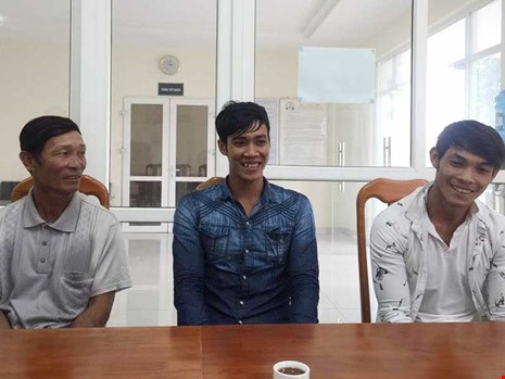 Cảnh cáo kiểm sát viên làm oan vụ "đi tè" - 1 Uông (phải), Sệt (giữa) nhận quyết định minh oan ngày 13-12-2016
