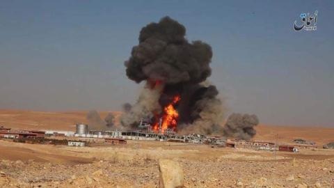 Nga rút quân, thúc Syria tấn công mạnh mẽ chiếm Palmyra - 1 Nhà máy của công ty gas Hayyan bị IS thiêu rụi. Ảnh: Al-Masdar News