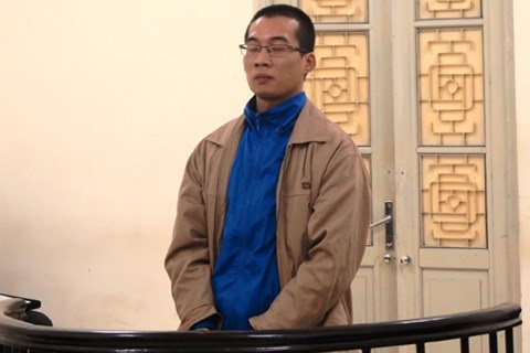 12 năm tù cho giáo viên lừa… chạy việc, chuyển trường - 1 Huân nhắm nghiền mắt mỗi khi thấy phóng viên chụp hình