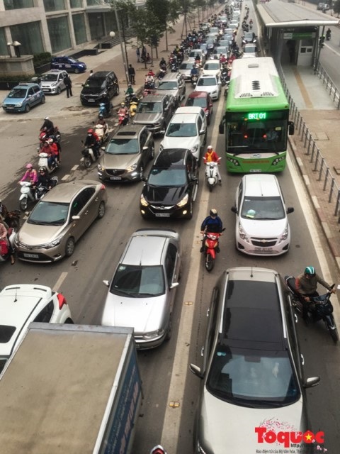 “Nhường đường”, “nhường ghế” phải chăng là điều “xa xỉ” trong văn hóa giao thông? - 1
Nhiều phương tiện giao thông đi sang làn đường ưu tiên dành cho BRT.