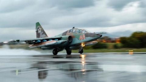 Phương Tây vạch sự thật Nga rút quân khỏi Syria - 1 Một chiếc Su-25 của Nga cất cánh từ căn cứ không quân Hmeymim ở Syria. Ảnh: AP