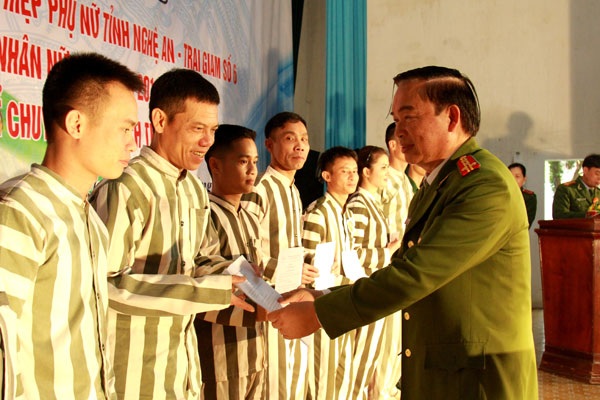 Quỹ hoàn lương ở Trại giam số 6 - 1 Trao phần thưởng từ Quỹ hoàn lương cho những phạm nhân tiêu biểu.