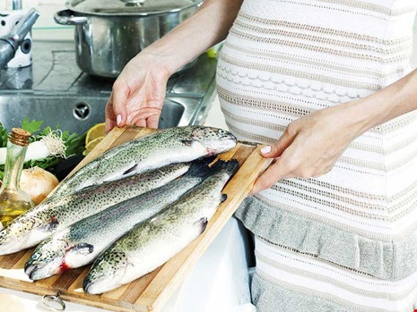 Miếng ăn là miếng tồi tàn! - 1 Chỉ cần mỗi tuần không hơn ba lần, mỗi lần không hơn 50 g cá biển đã thừa sức để cầm chân xơ vữa mạch máu, đòn bẩy của bệnh tim mạch.