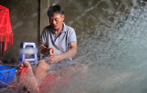 Cá về, ngư dân vui trở lại - 1 Ngư dân Nguyễn Văn Nam (trú xã Gio Hải) kết thêm 1 tạ lưới để ra khơi đánh cá khoai (Ảnh: Ngọc Vũ).