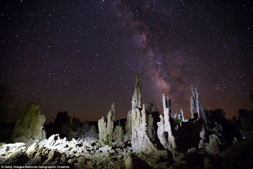 Du khách thích ngắm những tháp đá ngưng thôi thạch có thể tới các địa điểm như hồ Mono (ảnh) thuộc bang California ở Mỹ hay tại Greenland và Italia.