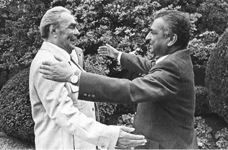 Bãi lầy chiến địa Afghanistan: 10 năm binh lửa không có người chiến thắng - 1 Tổng Bí thư Liên Xô Leonid chào đón Babrak Karmal, người lên làm Tổng thống Afghanistan sau khi Amin bị lật đổ.